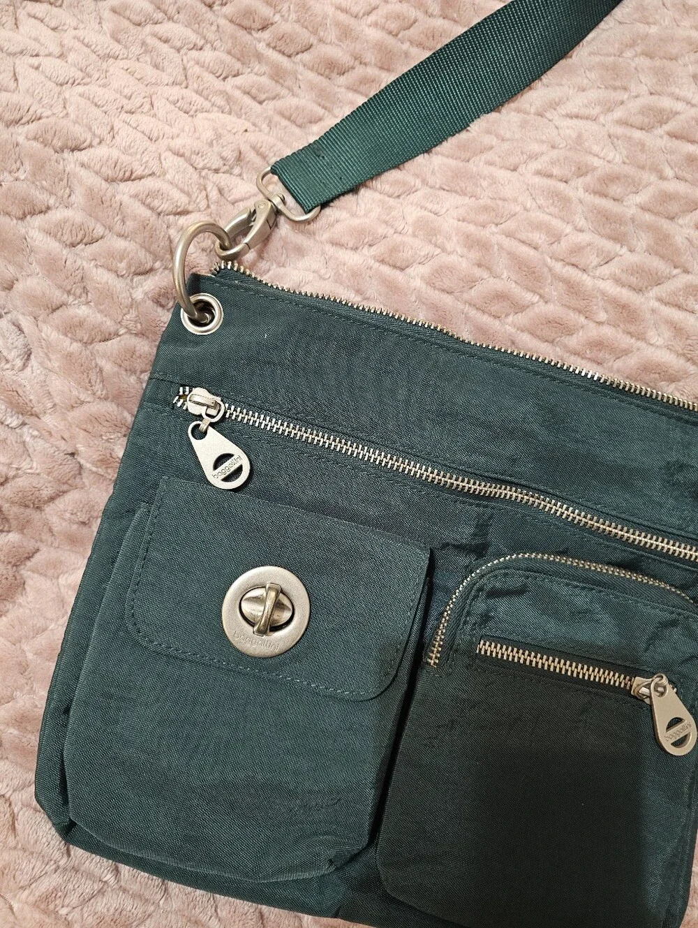 Baggallini Green Crossbody Bag with Multiple Pockets. EUC.